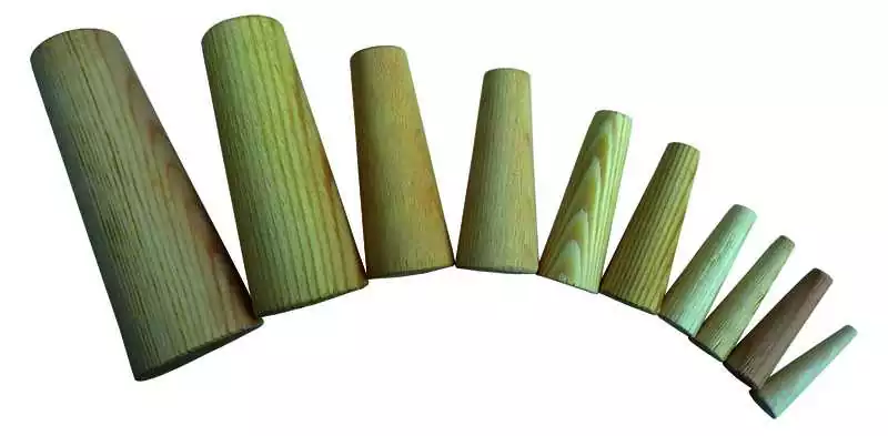 Jeu de 10 pinoches en bois de différents diamètres