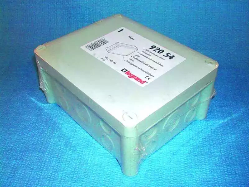 Boîte de dérivation carrée 105 x 105 x 55 mm avec 9 entrées