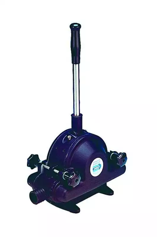 Pompe manuelle avec levier amovible débit 135 L/mn sortie 38 mm