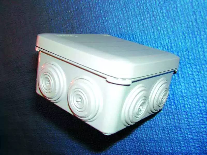 Boîte de dérivation carrée 80 x 80 x 45 mm avec 7 entrées Couvercle clipsé