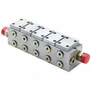 Une extension du bloc de base a besoin de plus de 5 unités de commande/reglage Une extension du bloc de base a besoin de plus de 5 unités de commande/reglage