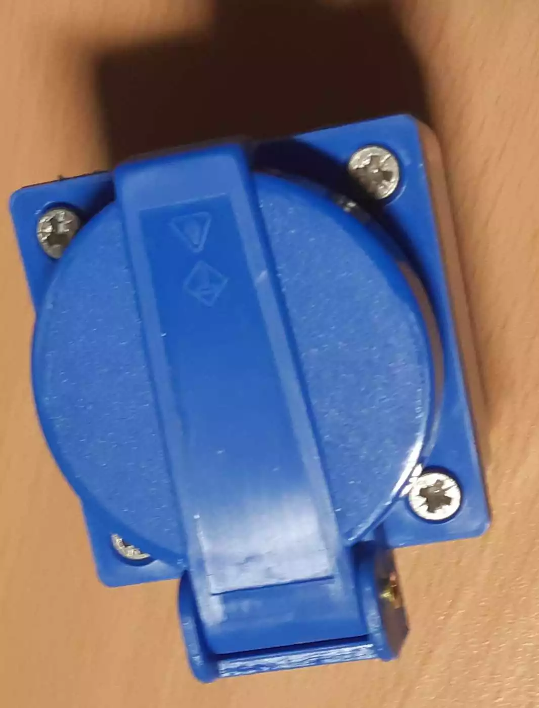 Prise encastrable à clapet 250V 10/16A 2 Prises et Terre IP 44 Prise encastrable à clapet 250V 10/16A 2 Prises et Terre IP 44
