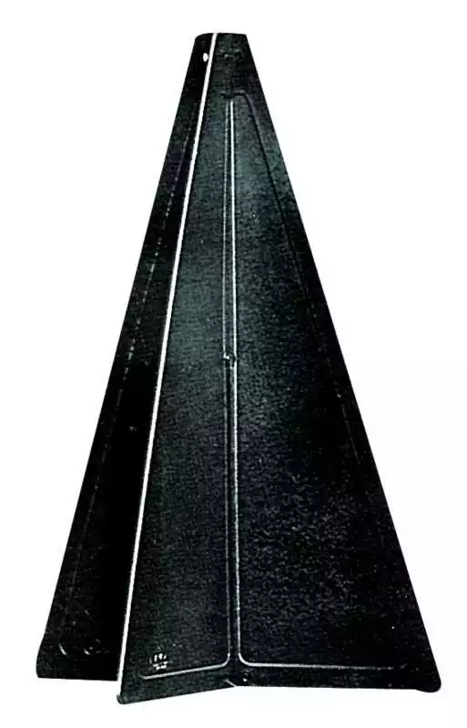 CONE NOIR indique le voilier fait route au moteur